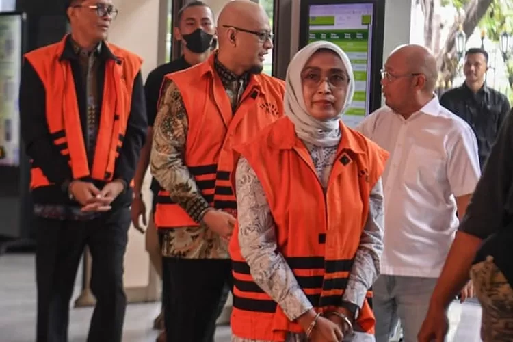 Tiga terdakwa kasus dugaan korupsi di PT ASDP Harry Muhammad Adhi Caksono (ketiga kiri), Ira Puspadewi (kanan depan), dan Muhammad Yusuf Hadi (kiri) berjalan untuk menjalani sidang dengan agenda pembacaan putusan di Pengadilan Tipikor, Jakarta, Kamis (20/11/2025).