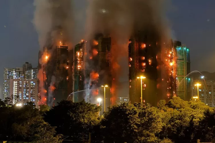 Gedung apartemen Tai Po Hong Kong terbakar hebat dengan asap tebal dan operasi pemadaman intensif. (HukamaNews.com / Net)
