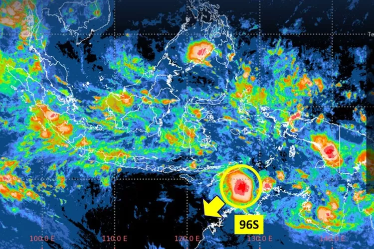 Peta BMKG menunjukkan dua siklon menjauh namun hujan ekstrem masih mengancam Sumatra (HukamaNews.com / BMKG)