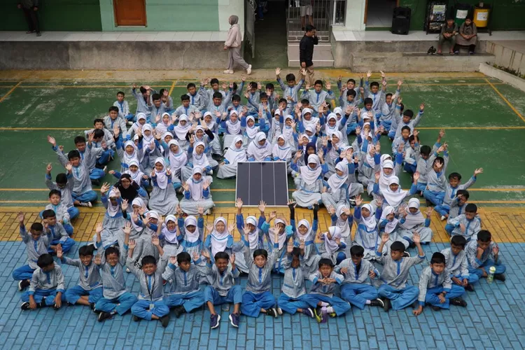 Siswa siswi SD &rsquo;Aisyiyah Kota Sukabumi bersama panel surya yang akan dipasang di sekolah mereka. SD &rsquo;Aisyiyah Kota Sukabumi, Jumat (28/11), menjadi titik awal rangkaian Roadshow Aksi Lingkungan Terpadu yang digelar pada 27&ndash;30 November 2025.