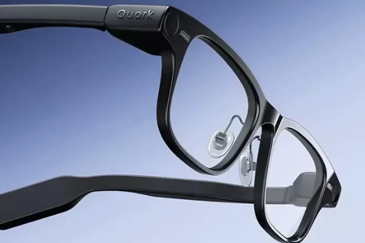 Kacamata AI Alibaba Quark model S1 dengan layar micro LED. (HukamaNews.com / Alibaba)
