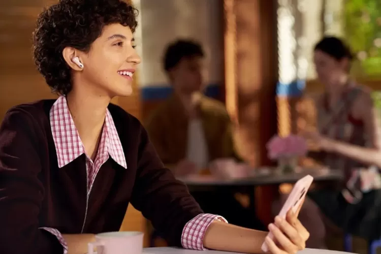 Huawei FreeBuds 7i warna Pink, Black, dan White dengan desain ringan dan ANC 55 dB. (HukamaNews.com / Jagat Review)