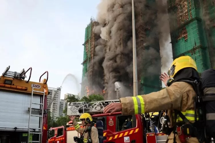 Petugas pemadam bekerja memadamkan kebakaran di apartemen Wang Fuk Court Hong Kong. (HukamaNews.com / Net)