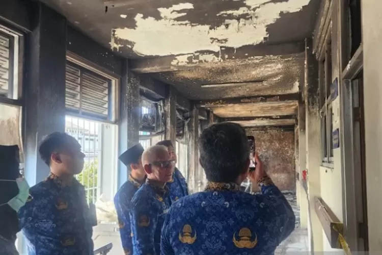 Petugas pemadam memadamkan kebakaran di RS Pengayoman Cipinang Jakarta Timur. (HukamaNews.com / Antara)