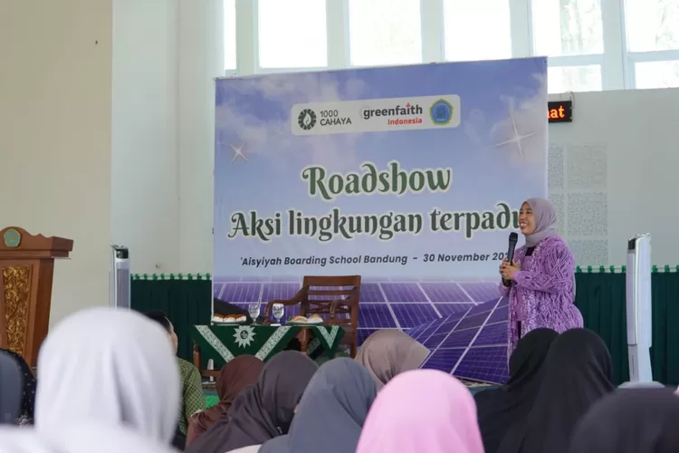 Hening Parlan, Direktur 1000 Cahaya Muhammadiyah, saat menyampaikan materi dalam Pengajian dan Edukasi Aksi Lingkungan Terpadu yang digelar ABS bersama &lsquo;Aisyiyah, 1000 Cahaya, dan Greenfaith Indonesia, Minggu (30/11/2025). 