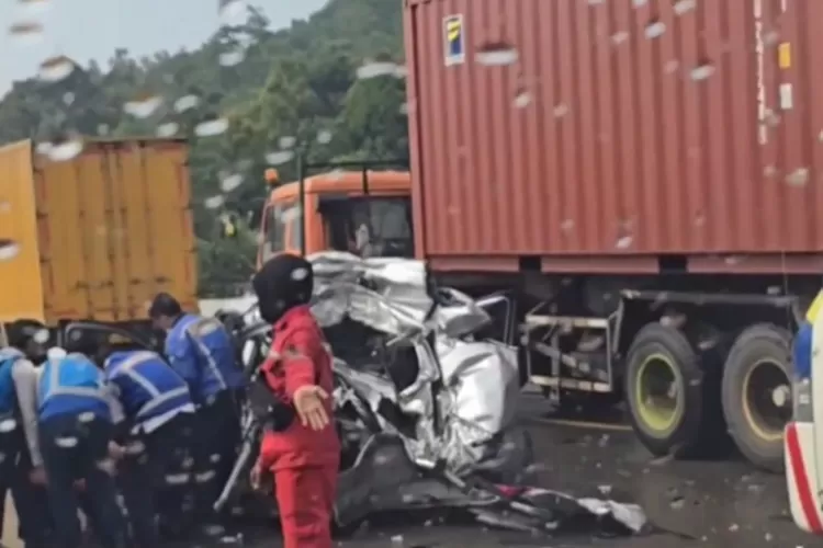 Petugas mengevakuasi kendaraan rusak usai kecelakaan beruntun di Tol Cipularang KM 111. (HukamaNews.com / Net)