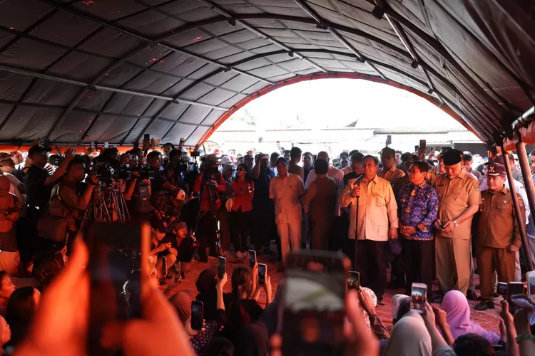 Prabowo meninjau korban banjir dan longsor di Padang Pariaman. (HukamaNews.com / Sekretariat Kabinet)