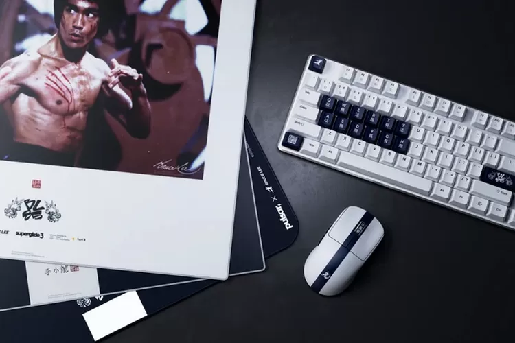 Perangkat gaming Pulsar Bruce Lee 85th Edition warna biru-putih bertema Bruce Lee. (HukamaNews.com / Jagat Review)