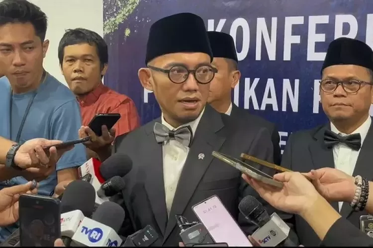 Wamen Haji Dahnil Simanjuntak umumkan penambahan petugas haji TNI-Polri. (HukamaNews.com / Berita Satu)