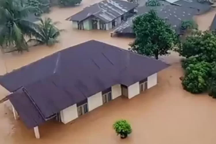 Evakuasi korban banjir dan longsor di Tapanuli Tengah oleh tim SAR gabungan. (HukamaNews.com / Instagram @masinton)