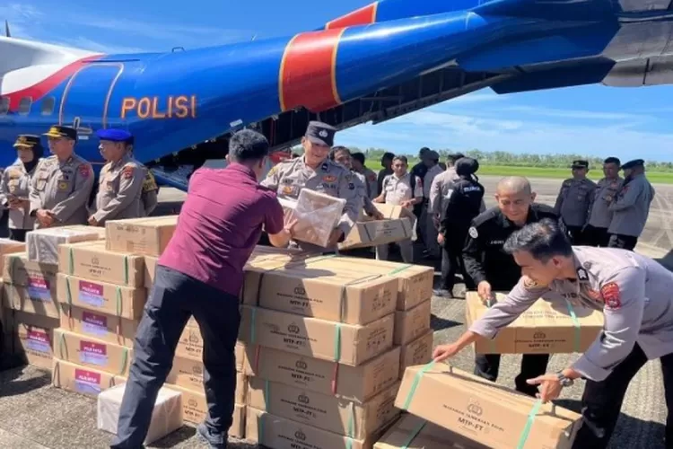 TNI dan Polri menyalurkan bantuan logistik ke lokasi bencana di Sumatera. (HukamaNews.com / Puspen TNI)