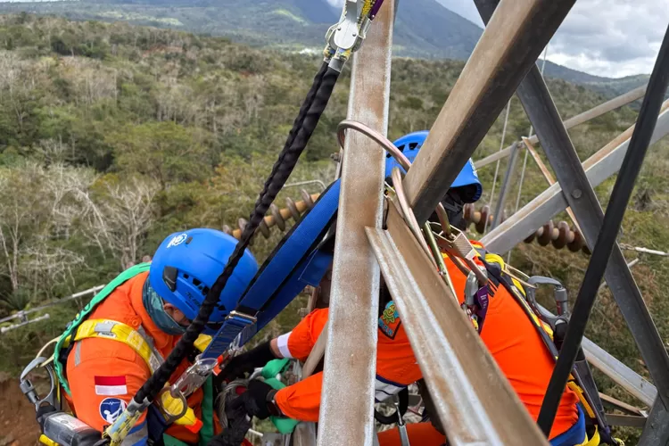 Petugas PLN dan TNI mengirim material listrik ke lokasi banjir Aceh. (HukamaNews.com / Sekretariat kabinet)