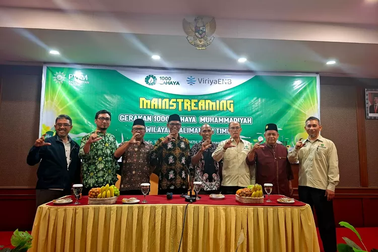 Perwakilan Program 1000 Cahaya PP Muhammadiyah, Ahid Mudayana, dan Ketua Majelis Lingkungan Hidup PWM Kaltim, Taufan Tirkaamiana, bersama para pembicara usai membuka Mainstreaming Gerakan 1000 Cahaya Muhammadiyah di Samarinda, Jumat (5/12/2025)