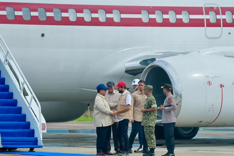 Presiden Prabowo tiba di Aceh meninjau lokasi banjir bandang dan jembatan putus. (HukamaNews.com / Sekretariat Kabinet)