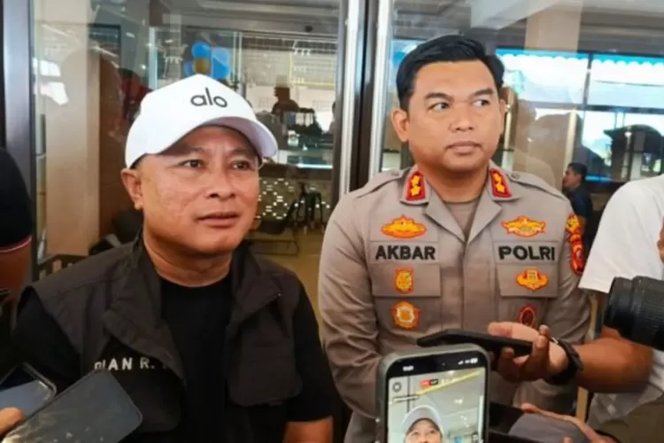 Bupati Kuningan memberikan keterangan terkait pemulangan korban TPPO dari Kamboja. (HukamaNews.com / Antara)