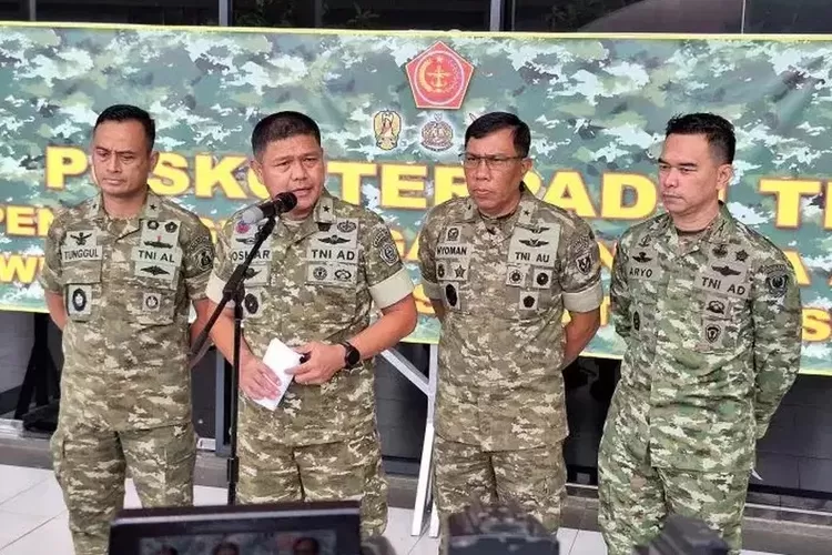 TNI memberikan keterangan pengerahan personel dan alutsista tangani banjir di Sumatera. (HukamaNews.com / Puspen TNI)