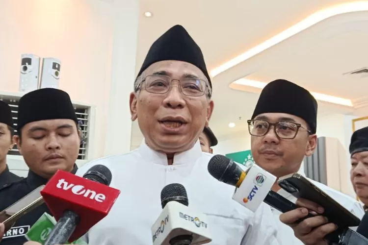 Gus Yahya memberikan pernyataan soal pleno Syuriyah PBNU. (HukamaNews.com / Antara)