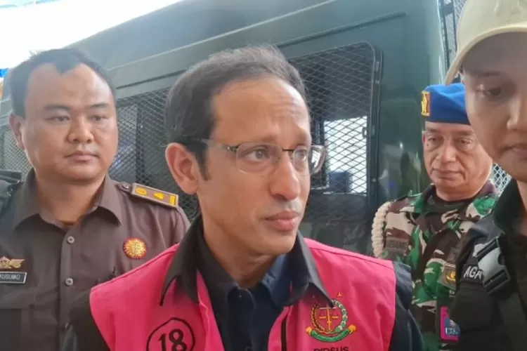 Nadiem Makarim berbicara di Kejaksaan Agung terkait kasus korupsi laptop Chromebook. (HukamaNews.com / Antara)