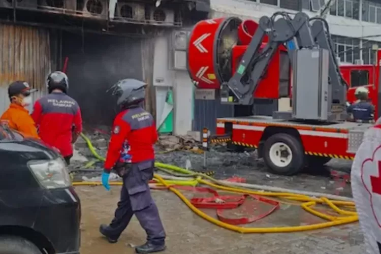 Petugas damkar evakuasi korban kebakaran gedung bertingkat di Jakarta Pusat. (HukamaNews.com / Instagram)