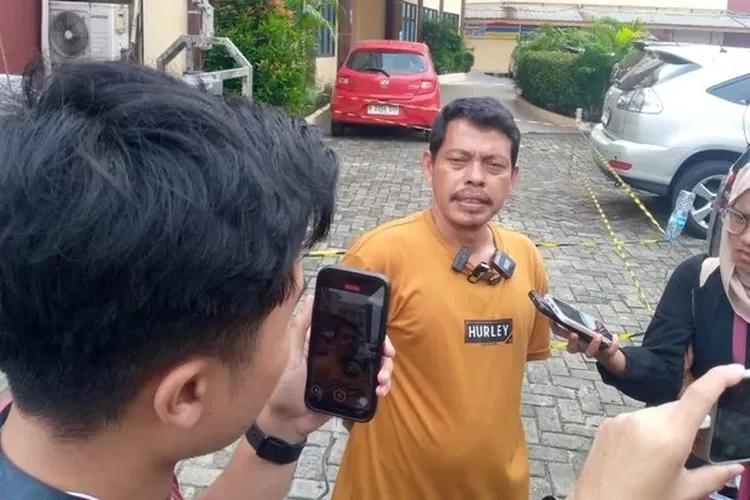 Keluarga korban kebakaran Terra Drone di RS Polri meminta bantuan pemulangan jenazah. (HukamaNews.com / Net)