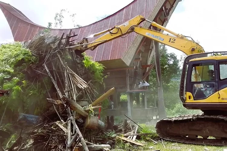 Proses pembongkaran tongkonan berusia ratusan tahun dalam eksekusi lahan adat Toraja. (HukamaNews.com / Net)