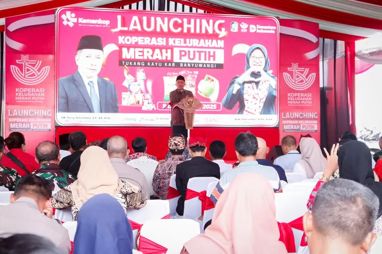 Menkop meresmikan Koperasi Merah Putih Tukangkayu Banyuwangi. (HukamaNews.com / Dok. Promedia)