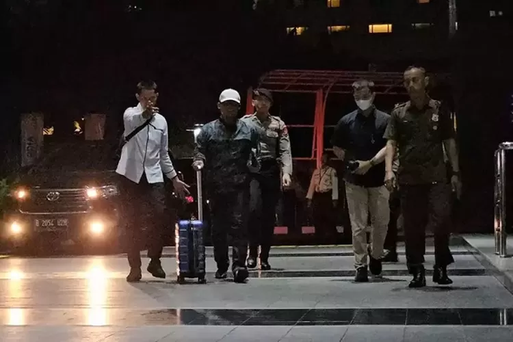 Bupati Ardito Wijaya tiba di Gedung KPK usai terjaring OTT. (HukamaNews.com / Antara)