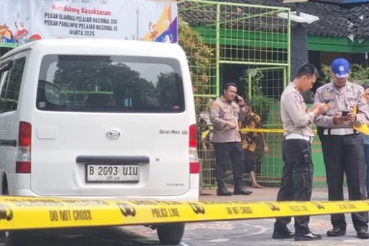 Mobil MBG masuk ke lapangan sekolah dan menabrak siswa di SDN 01 Kalibaru. (HukamaNews.com / Tangkapan layar)