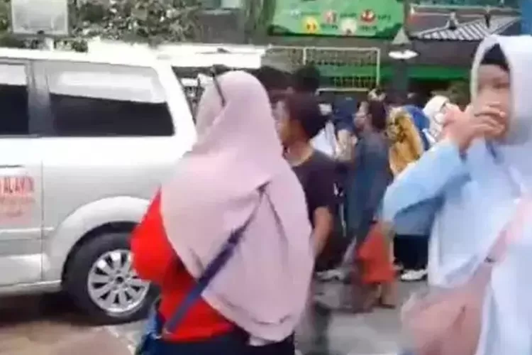Mobil MBG menabrak barisan murid SD di lapangan sekolah Jakarta Utara. (HukamaNews.com / Tangkapan layar @jakutupdate)