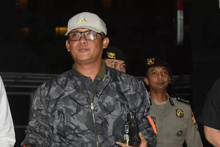 Petugas KPK membawa berkas OTT Bupati Lampung Tengah Ardito Wijaya. (HukamaNews.com / Antara)