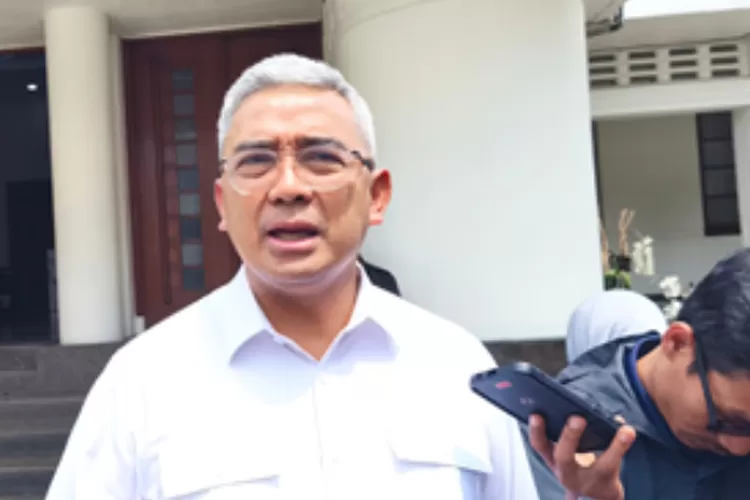 Wali Kota Farhan menegaskan stabilitas layanan publik Bandung usai kasus korupsi Erwin. (HukamaNews.com / Net)