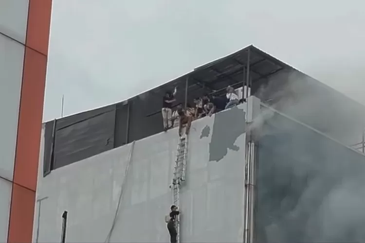 Gedung kantor Terra Drone Indonesia pascakebakaran mematikan di Jakarta. (HukamaNews.com / Net)