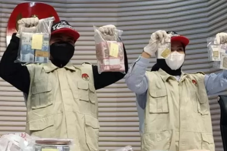 Barang bukti uang dan emas hasil OTT Bupati Lampung Tengah oleh KPK. (HukamaNews.com / Antara)