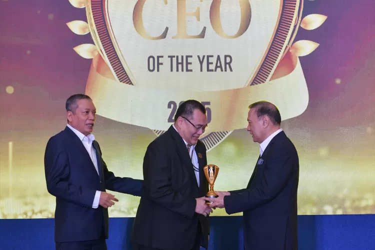 Hexana Tri Sasongko menerima penghargaan Infobank CEO of The Year 2025. (HukamaNews.com / IFG)