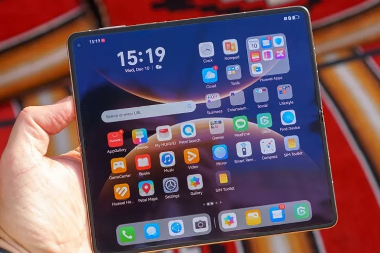 Tampilan Huawei Mate X7 dengan layar foldable besar dan modul kamera 50MP terbaru. (HukamaNews.com / GSM arena)