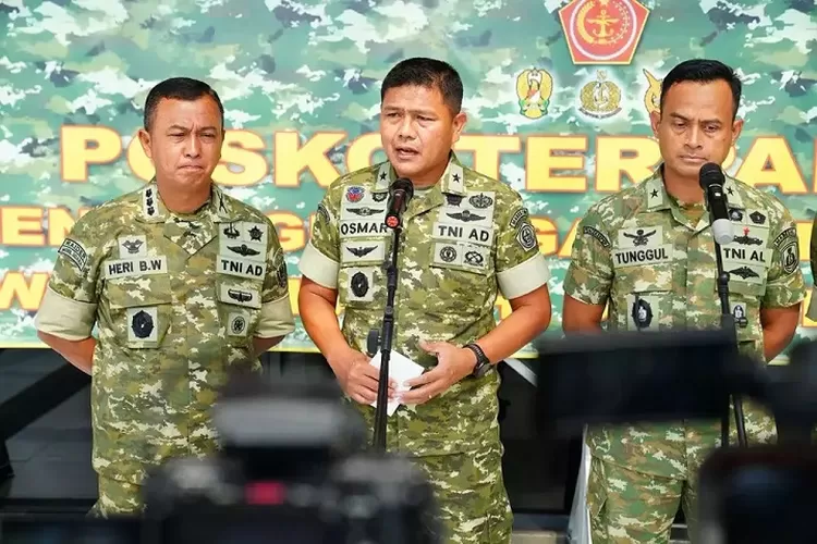 Wakapuspen TNI memberi keterangan pers soal pengerahan pasukan untuk banjir Sumatera. (HukamaNews.com / Puspen TNI)