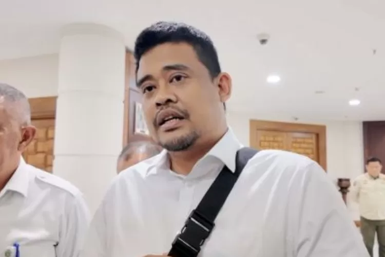 Bobby Nasution menjelaskan anggaran bencana Sumut 2025 di Kantor Gubernur. (HukamaNews.com / Antara)