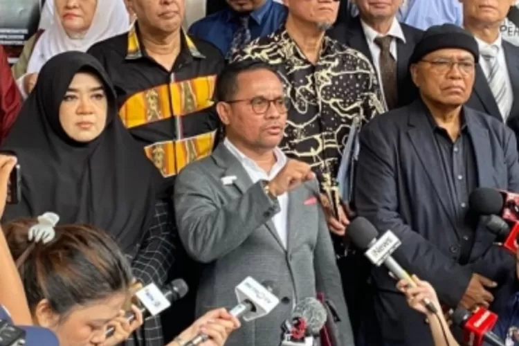 Pengacara Roy Suryo Cs memberi keterangan soal gelar perkara ijazah Jokowi di Polda Metro Jaya (HukamaNews.com / Net)