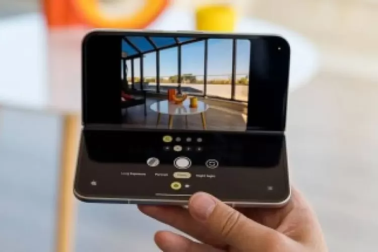 Tampilan fitur kamera split view di Google Pixel 9 Pro Fold. (HukamaNews.com / GSM Arena)