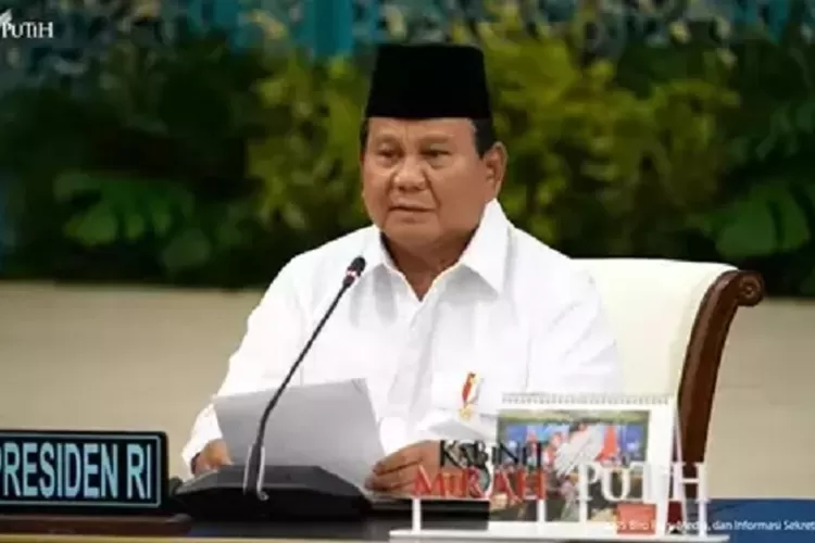 Presiden Prabowo memimpin sidang kabinet saat memerintahkan pencabutan izin PBPH bermasalah. (HukamaNews.com / Youtube Kabinet merah putih)