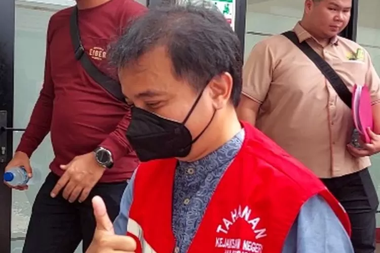 Roy Suryo memberikan keterangan pers terkait klarifikasi hoaks vonis 30 tahun penjara. (HukamaNews.com / Net)