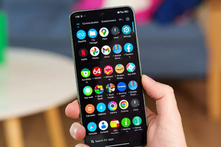 Ilustrasi Poco M8 Pro dengan layar AMOLED besar dan desain modern. (HukamaNews.com / GSM Arena)