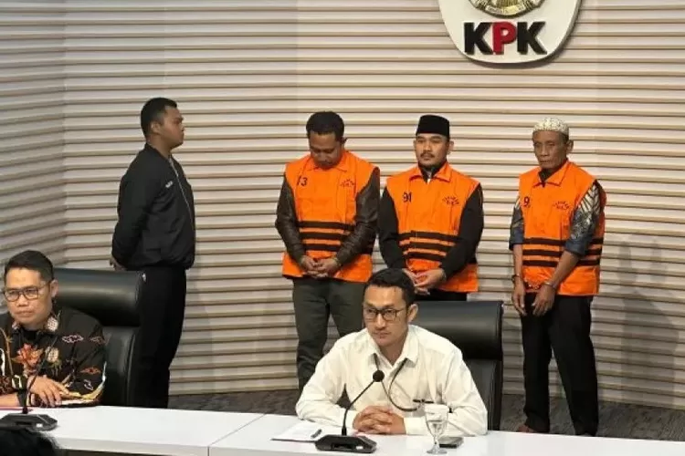 KPK umumkan Bupati Bekasi Ade Kuswara Kunang dan ayahnya sebagai tersangka kasus korupsi. (HukamaNews.com / Antara)