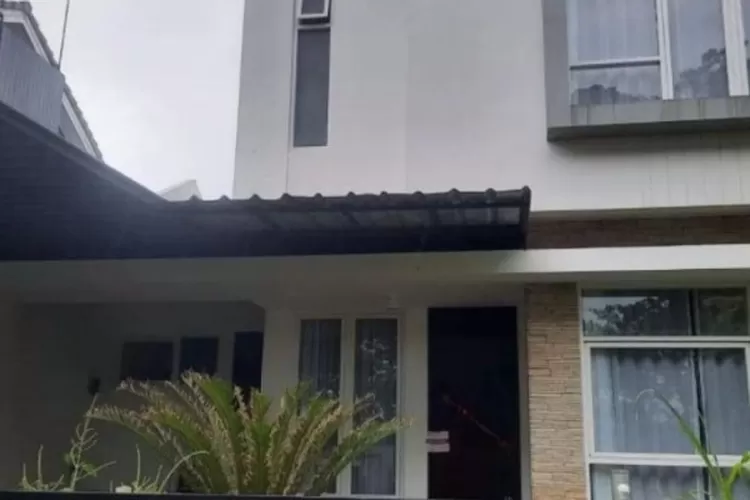 Penyegelan rumah Kajari Kabupaten Bekasi oleh KPK terkait OTT Bupati Bekasi. (HukamaNews.com / Antara)