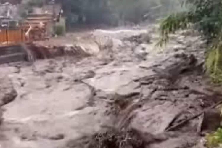 Banjir bandang menerjang wisata air panas Pancuran 13 Guci Tegal (HukamaNews.com / Tangkapan layar)