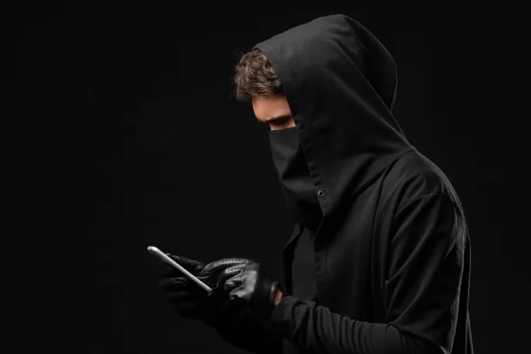 OJK memeriksa keamanan siber BPD terkait isu peretasan BI Fast (HukamaNews.com / Canva)