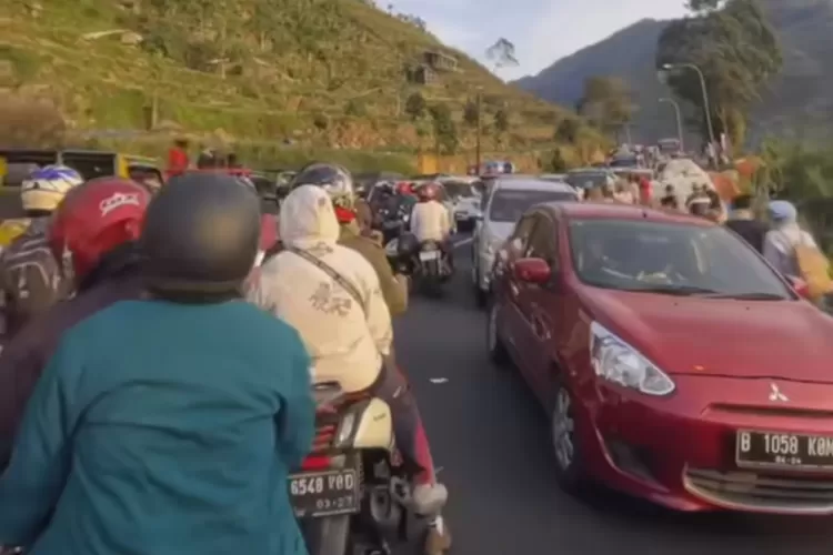 Urai Kemacetan Di Jalur Dieng, Polisi Lakukan Rekayasa Arus Lalu-lintas ...