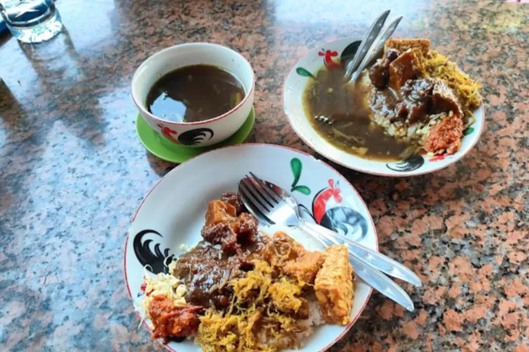 Rawon Pak Pangat salah satu kuliner yang wajib kamu coba ketika ke Surabaya. (GoogleMaps/Inno)