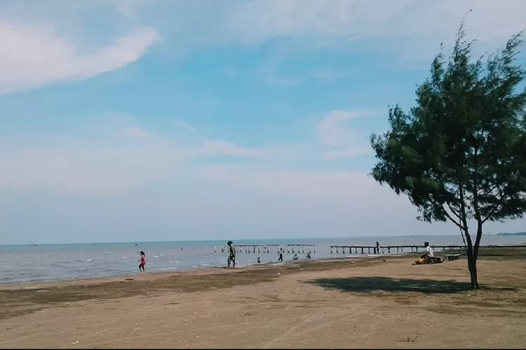 Potret suasana Pantai Tanjung Pakis Karawang, sebuah destinasi wisata ramah anak yang nyaman untuk liburan seru bersama keluarga (Instagram @pantai_tanjungpakis)