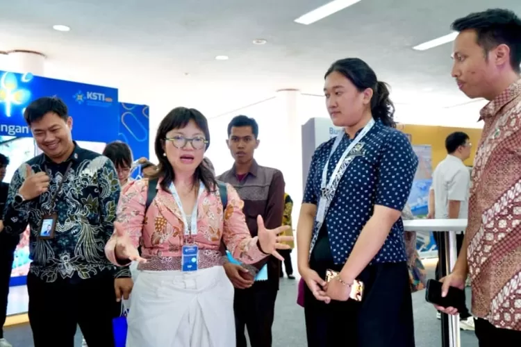 Wamen Stella Christie saat mengunjungi KSTI 2025 di ITB, Jawa Barat pada 8 Agustus 2025. (bgn.go.id)